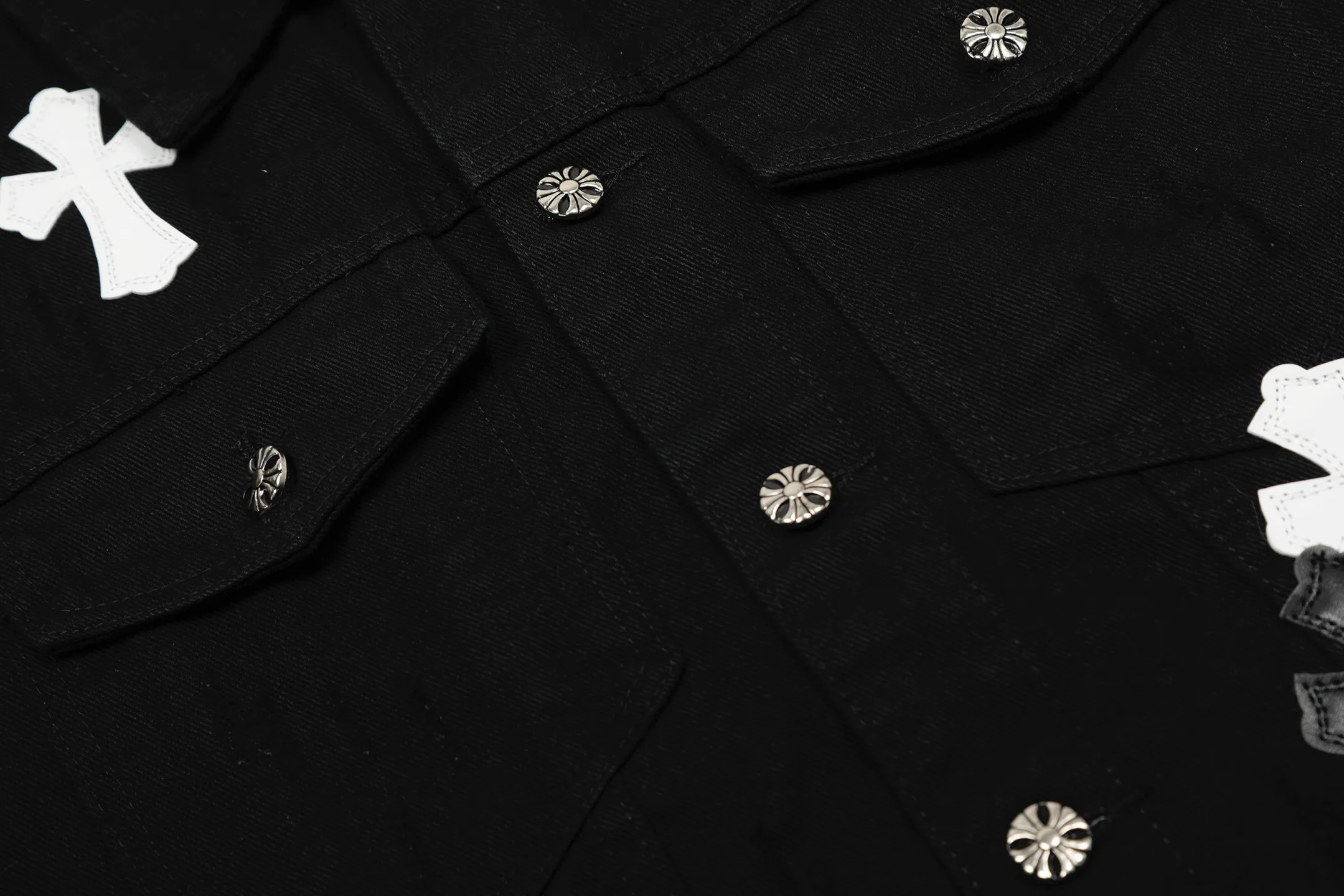 P260 💰 Chrome Hearts Chrome Hearts Cross-Patch Leather Embroidered Shirt Denim Jacket OS version can be worn by both men and women! The fabric is made of twill gauze cotton fabric! The texture is clear and smooth, not easy to wrinkle or fade! The embroidery process is complex and repetitive. There are more than 20 leather labels. It takes 6 repeated embroidery steps to complete the back body. The requirements for the embroidery machine are very strict, and the distance is 45 cm! It won’t work if the spacing is too big, and it won’t work if it’s too small! We make clothes with care, and every detail must be restored one to one! The hardware is all carved and cast, and they are all genuine from the original factory! This piece of clothing consumes a lot of material, with more than 3 meters of material used for one piece of clothing! After the garment is made, it needs to be fixed at high temperature, washed at a water temperature of more than 70 degrees, and softened by adding softener to make the upper body softer and smoother! There is a flap on the sleeve that can be stored into short sleeves! Make it fit that understanding Color: Black White Size: S-M-L-XL